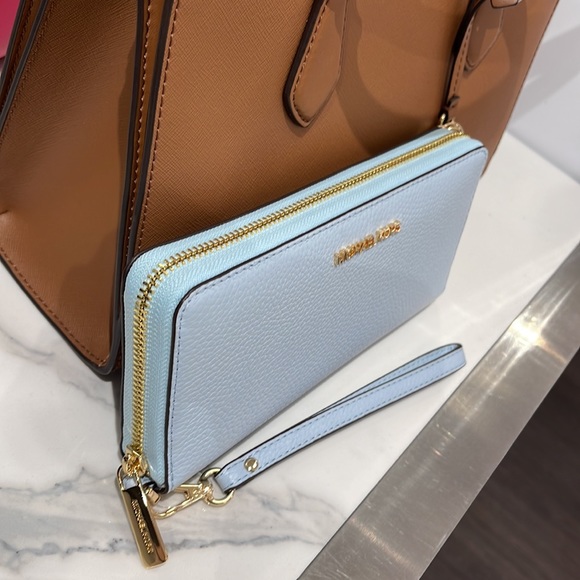 MICHAEL KORS LARGE TRAVEL CONTINENTAL WRISTLET WALLET PHONEHOLDER 
Vista Blue - Picture 7 of 16